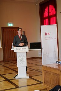 Begrung Prof. Dr. Winfried Kluth, Lehrstuhl fr ffentliches Recht und Vorsitzender des Instituts fr Kammerrecht