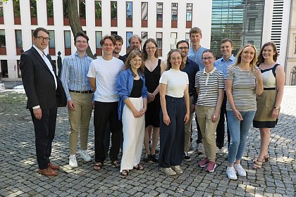 Prof. Dr. Winfried Kluth, Dominik Khn, Mark Niklas Cuno, Johannes Freise, Marie Rapp, Jakob Junghans, LL.M.oec., Alena Marie Rathke, 
Pauline Haschke, Dr. Frederic Stephan, Philipp Schper, LL.M.oec., Olga Guselnikova, Paul Gross, Melissa Linke, Michelle Bohley (v.l.n.r.)