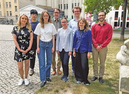 Das Lehrstuhlteam 2025/26 (v.l.n.r.): Melissa Linke, Min-Ju Seo, Alena Marie Rathke, Prof. Dr. Winfried Kluth, Olga Guselnikova, Jack Zipke, Marie Rapp, Dr. Frederic Stephan
auf dem Foto fehlen: Dr. iur. Timo Faltus Dipl.-Jur., Dipl.-Biol., Jakob Junghans, LLM. oec, Camillo Fornasari, Dominik Kühn, Pauline Haschke